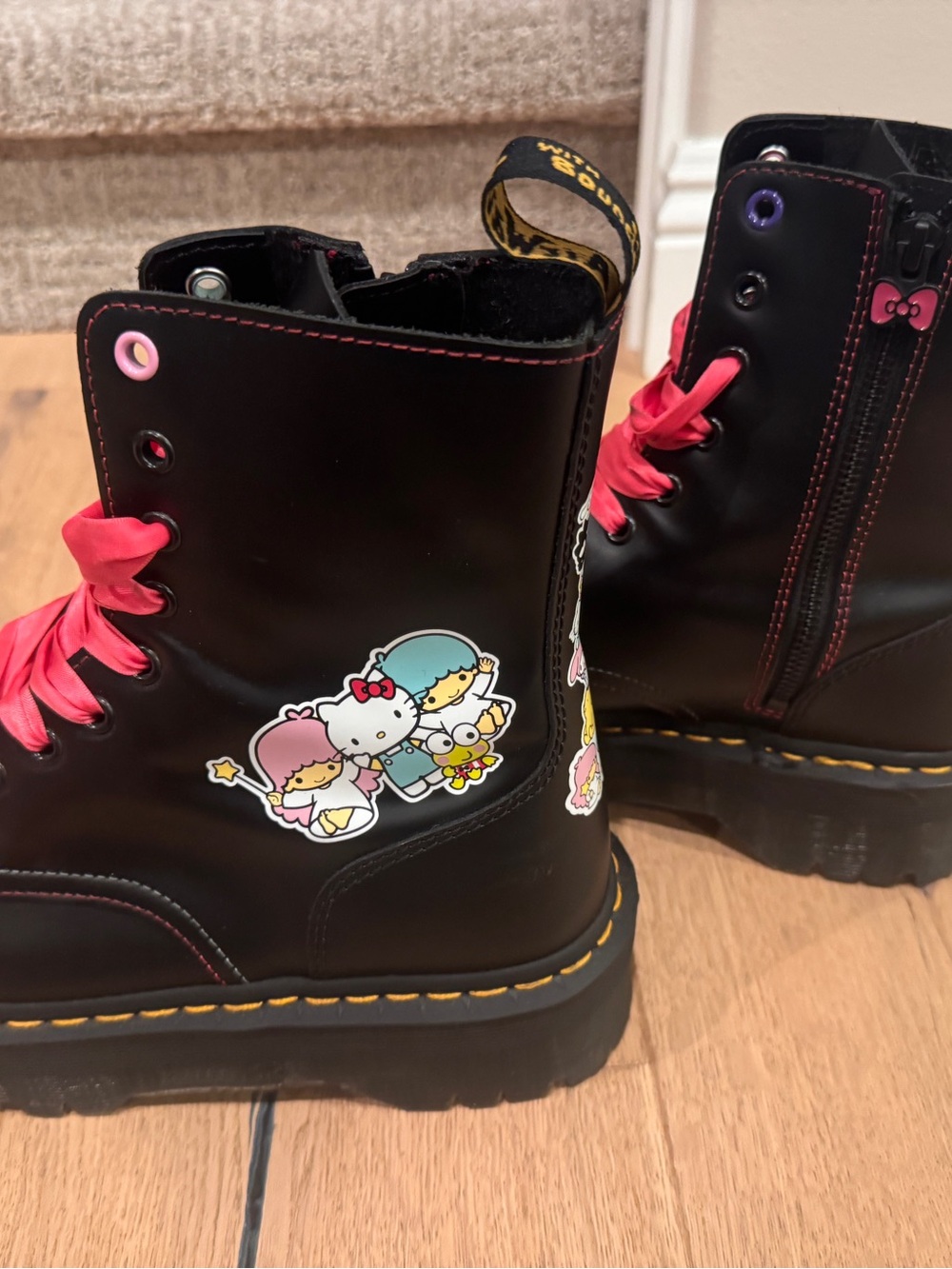 Dr martens HELLO KITTY & FRIENDS JADON LEATHER PLATFORM BOOTS US Ladies 9 - Picture 3 of 9